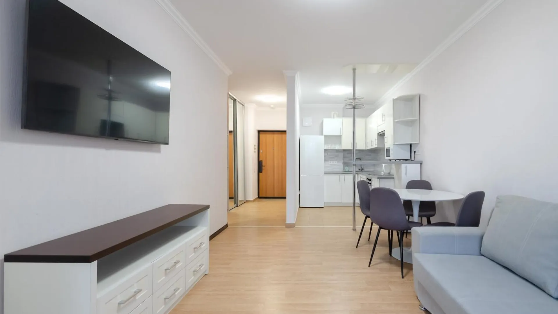 Petrovdom 41B-59B-90B-77B Stunning City View Apartments At Rc Kvartet, Central Railway Station Kiew