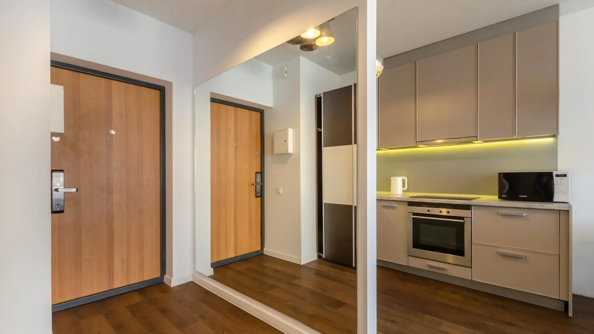 Petrovdom 41B-59B-90B-77B Stunning City View Apartments At Rc Kvartet, Central Railway Station Kiew