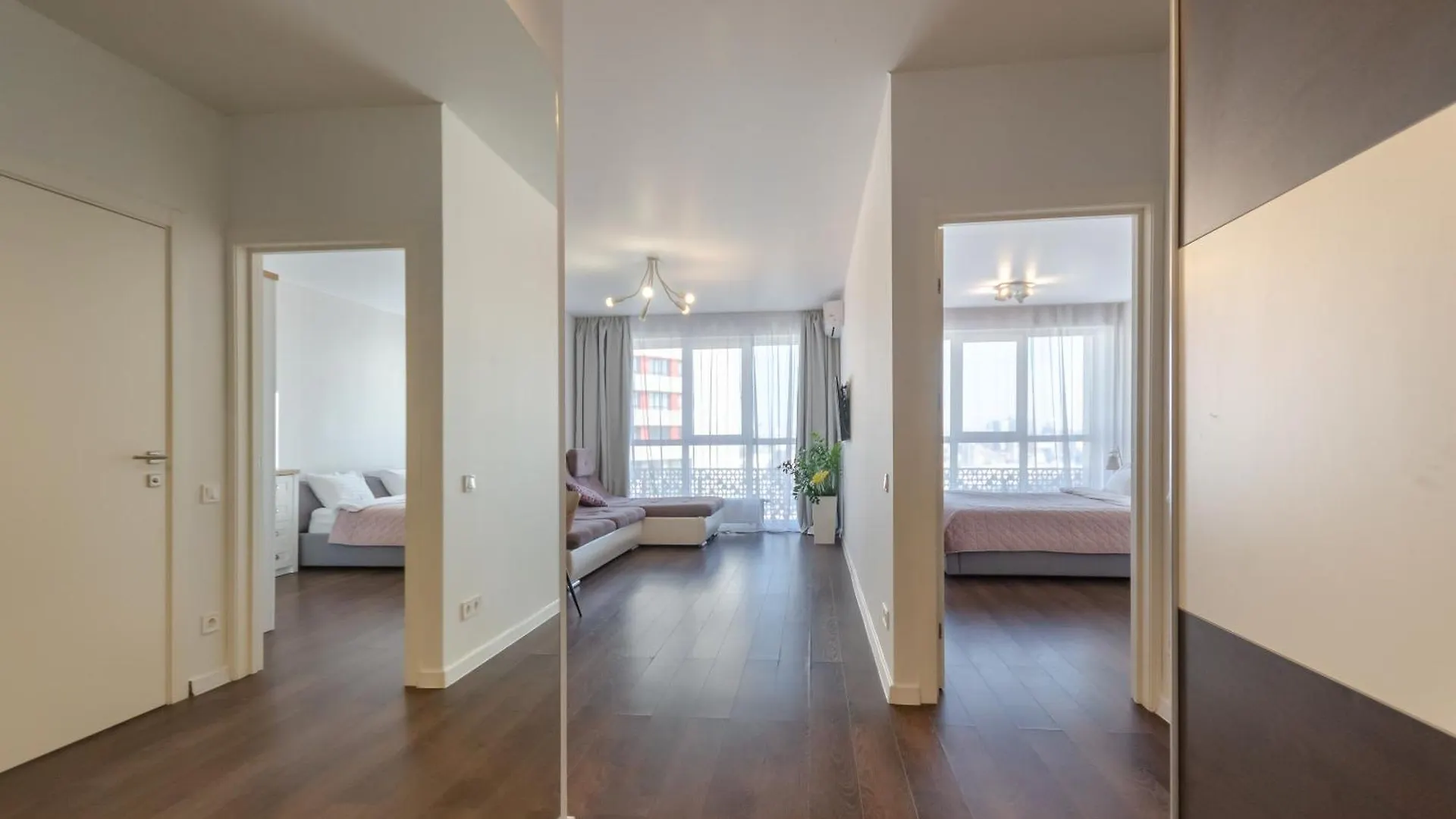 Petrovdom 41B-59B-90B-77B Stunning City View Apartments At Rc Kvartet, Central Railway Station Kiew