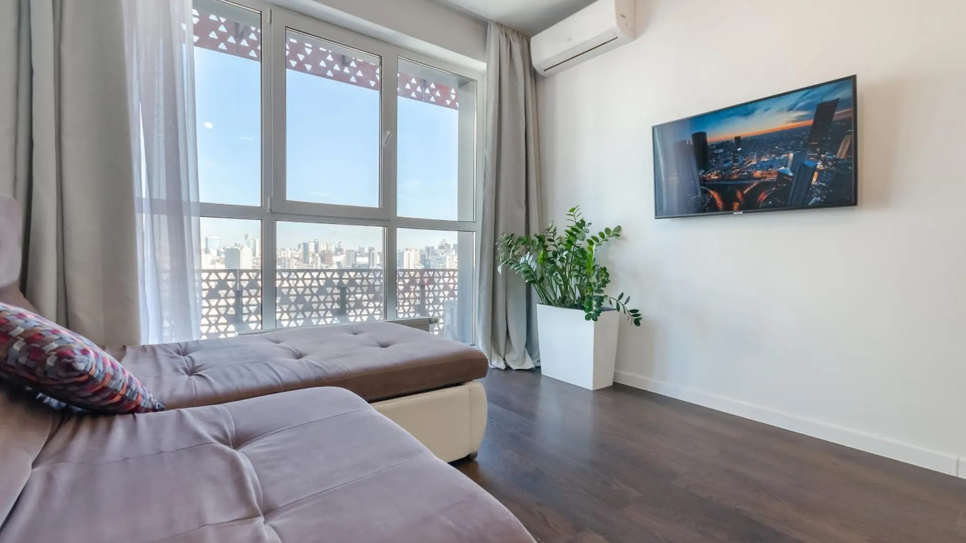 Petrovdom 41B-59B-90B-77B Stunning City View Apartments At Rc Kvartet, Central Railway Station Kiew