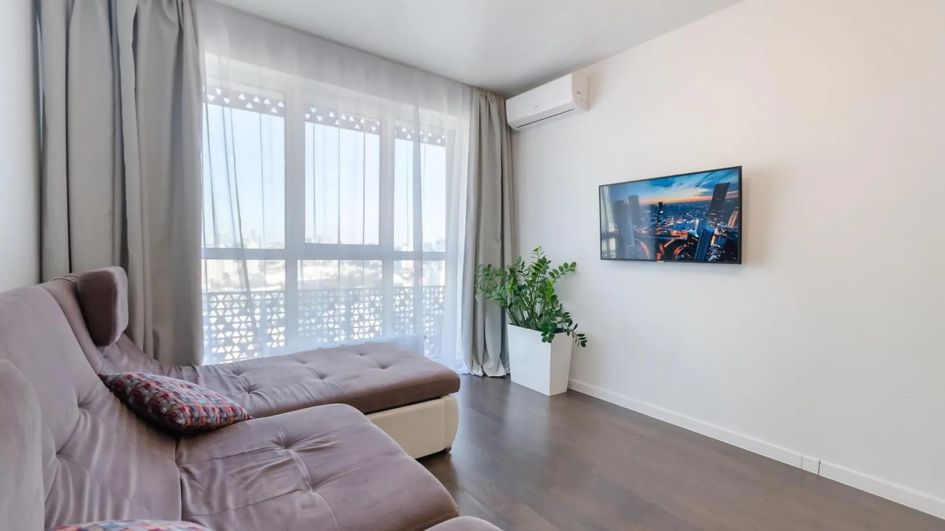 Petrovdom 41B-59B-90B-77B Stunning City View Apartments At Rc Kvartet, Central Railway Station Kiew