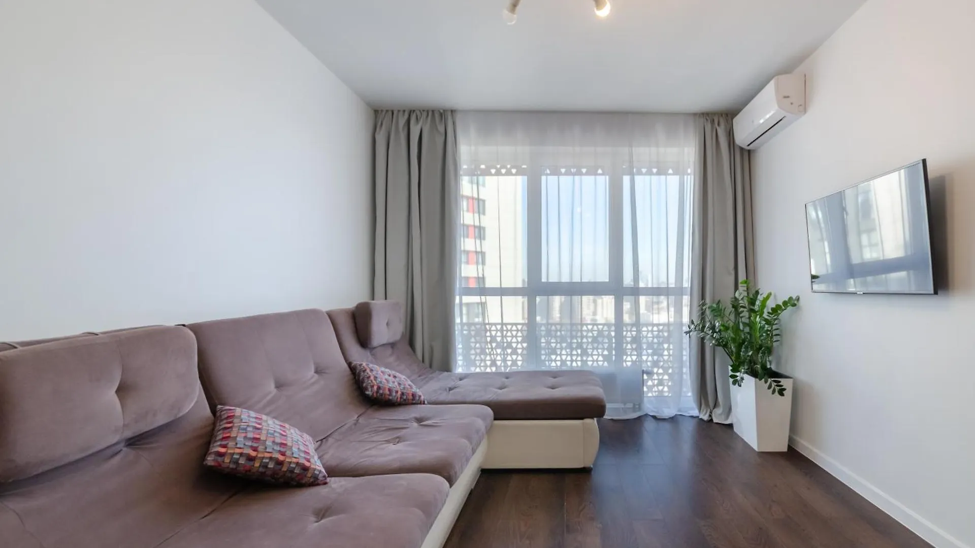 Petrovdom 41B-59B-90B-77B Stunning City View Apartments At Rc Kvartet, Central Railway Station Kiew Ukraine